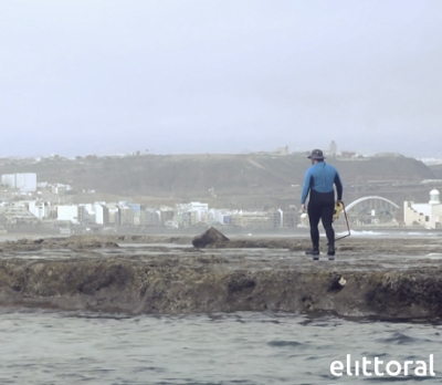 persona caminando en arrecife de la playa de Las Canteras, empresa Elittoral